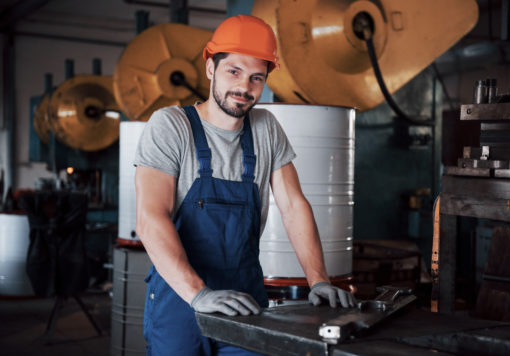 https://www.enterworks.eu/assets/pictures/global/_jobImage/portrait-young-worker-hard-hat-large-metalworking-plant.jpg - Gépkezelő operátor